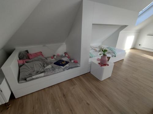 Kinderzimmer mit Schlafkoie unterm Dach
