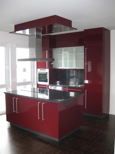 Küche mit rotem Hochglanz